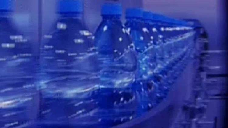 פס ייצור במפעל מים מינרליים