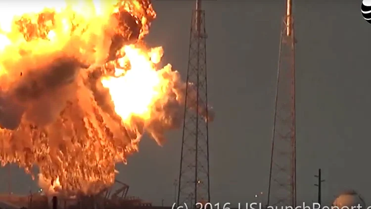 עשן לאחר הפיצוץ בניסוי שיגור העמוס 6 בפלורידה