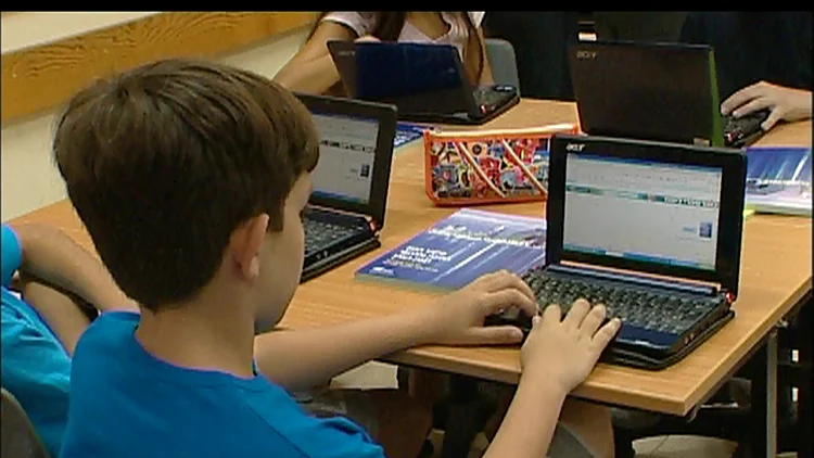 תלמיד עם מחשב