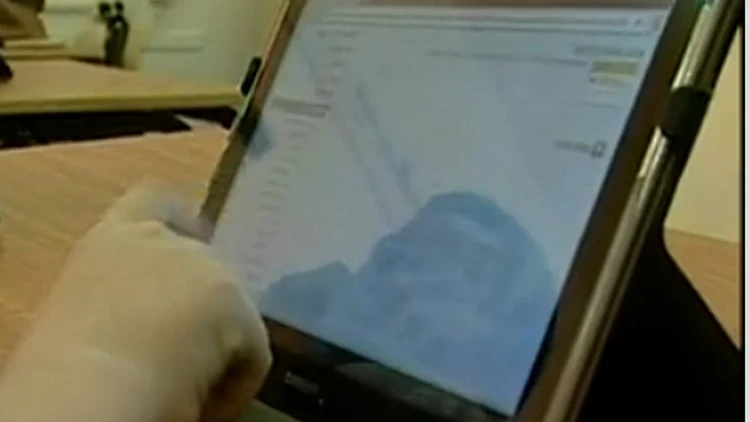 תלמיד לומד באמצעות טאבלט