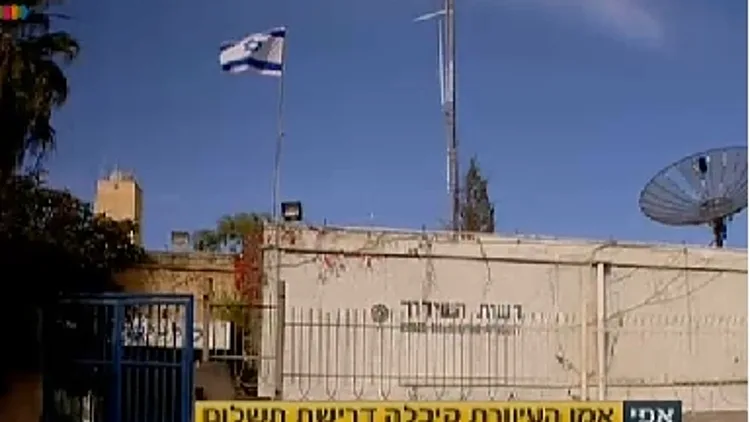 צילום בניין עם לוגו