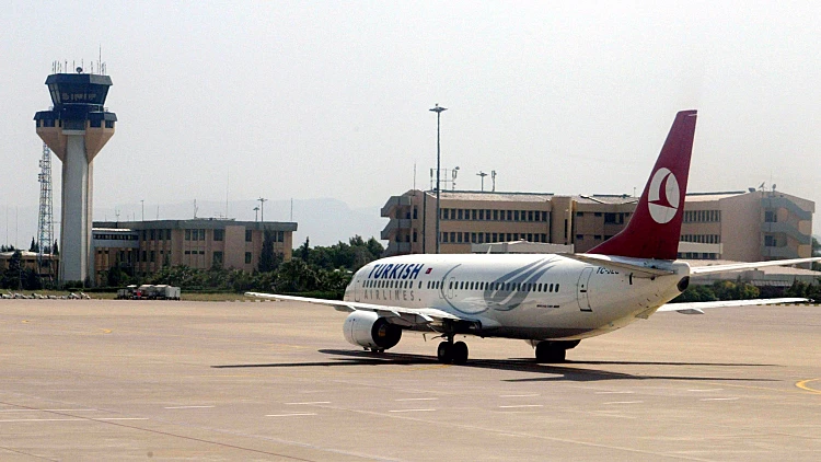 מטוס טורקיש איירליינס בואינג 737-400, דומה לזה שנחטף על ידי החוטפים במהלך טיסה מטירנה לאיסטנבול