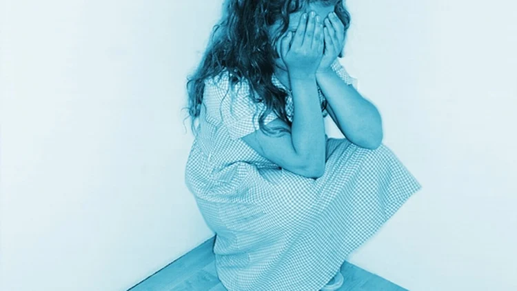 ילדה עם ידיים על הפנים