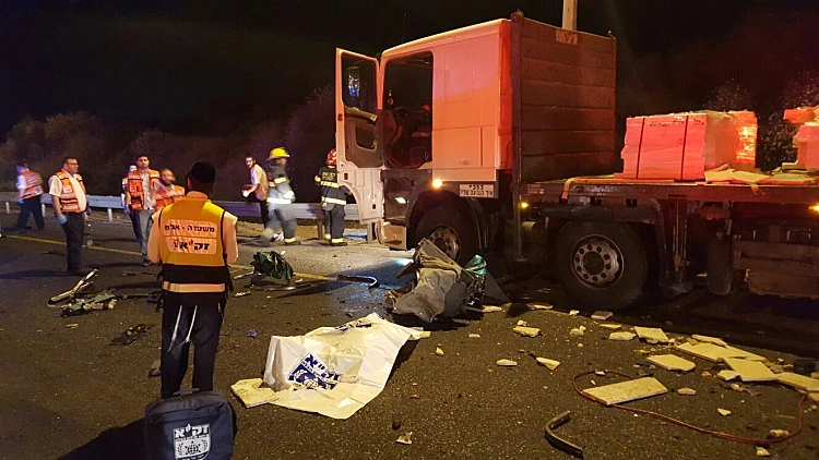 תאונת דרכים בין אוטובוס למשאית בכביש מספר 1 ליד מחלף לטרון