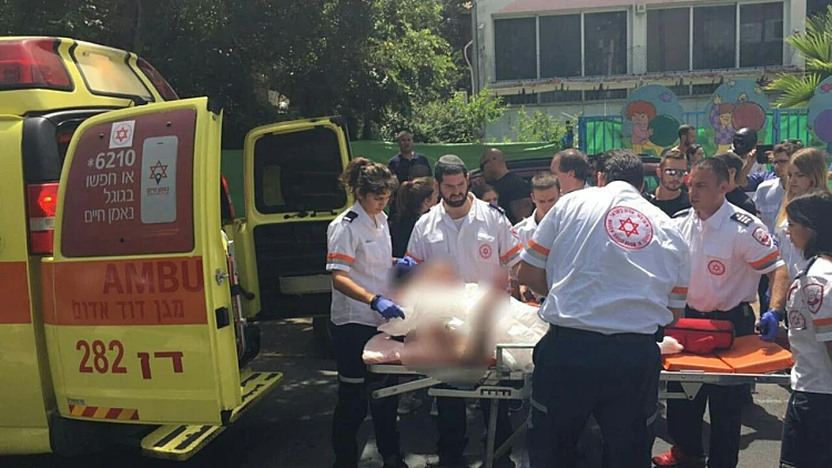 ילד בן 14 נפצע מחפץ שהתפוצץ בידו בתל אביב