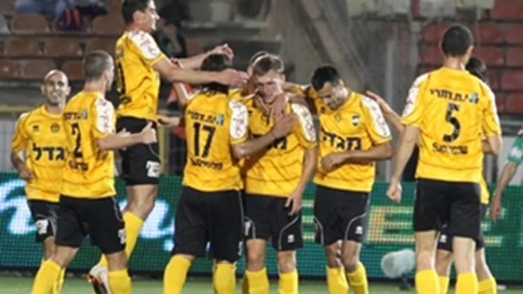 שחקני נתניה חוגגים עם טרטיאק