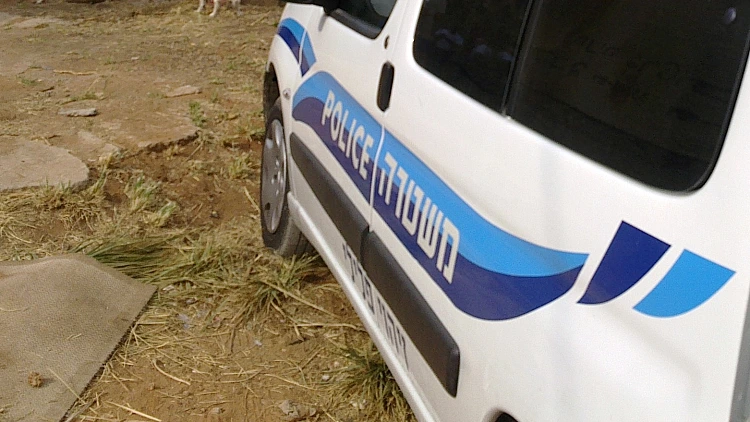 ניידת משטרה ליד הבניין בו בוצע נסיון רצח והתאבדות בנתניה