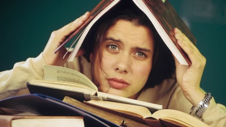 סטודנטית עם ערימה של ספרים