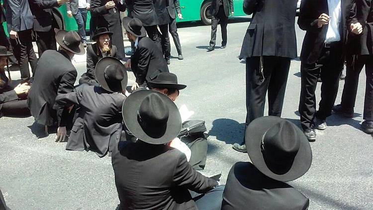 הפגנת החרדים בצומת בר אילן