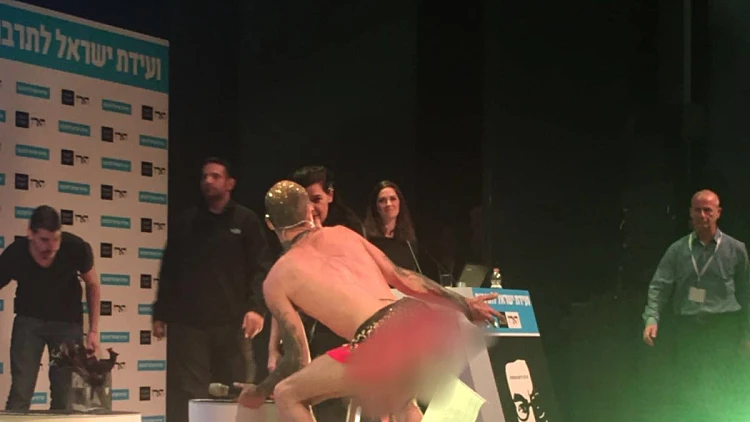 אריאל ברונז במופע שהסתיים עם דגל בישבן בוועידת התרבות של "הארץ"