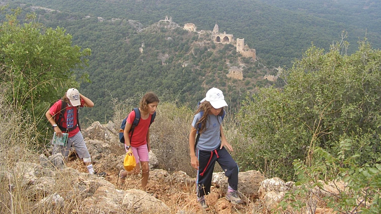 מטיילים הולכים בפארק גורן, תצפית למונפורט