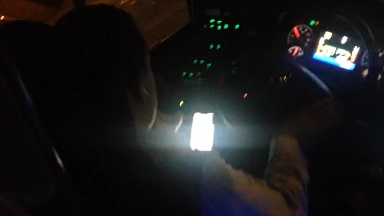 נהג "סופרבוס" צופה בסרטונים בטלפון הנייד בנסיעה