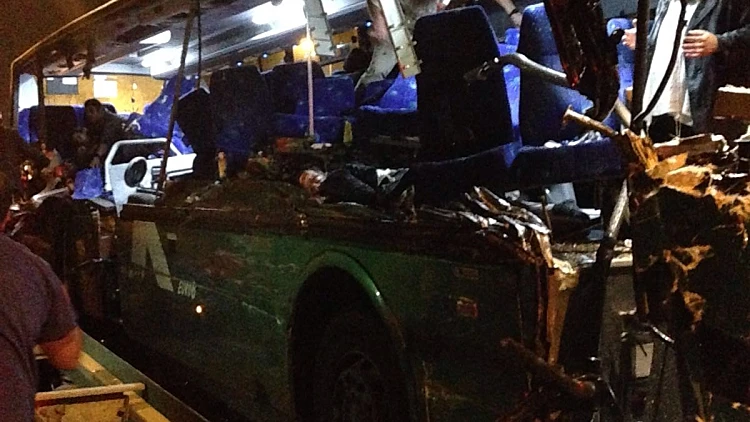 תאונת דרכים בין אוטובוס למשאית בכביש מספר 1 ליד מחלף לטרון