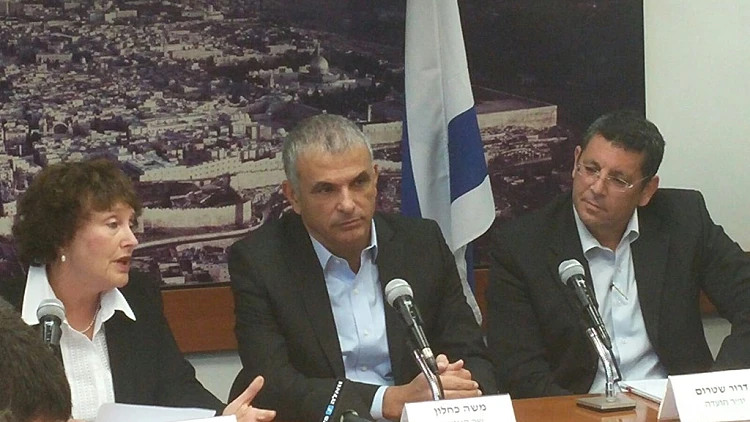 דרור שטרום, משה כחלון וקרנית פלוג בהגשת דוח ועדת שטרום