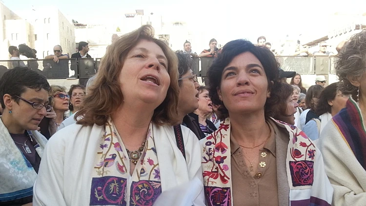 סתיו שפיר, תמר זנדברג ומיכל רוזין עם נשות הכותל