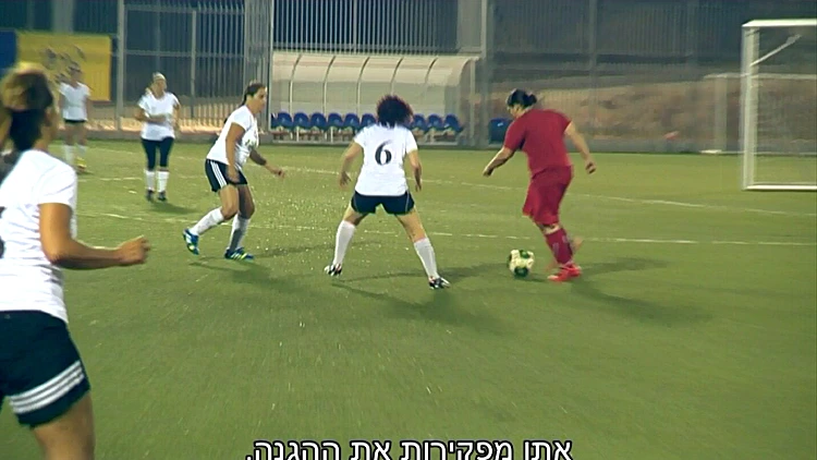 שחקניות כדורגל