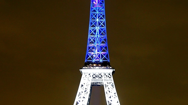 מגדל אייפל מואר בצבעי הלאום הצרפתיים לזכר קורבנות מתקפת הטרור