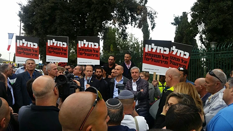 ניר ברקת, ראש עיריית ירושלים, בהפגנה נגד משרד האוצר