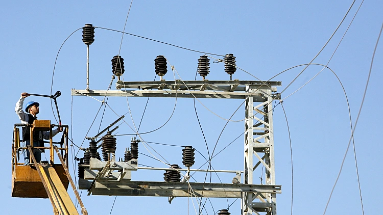 תיקון עמודי חשמל