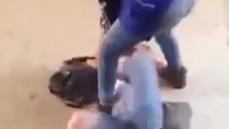 נערה הכתה נערה אחרת כי חשבה שהיא גנבה לה בגדים, נערה נוספת צילמה