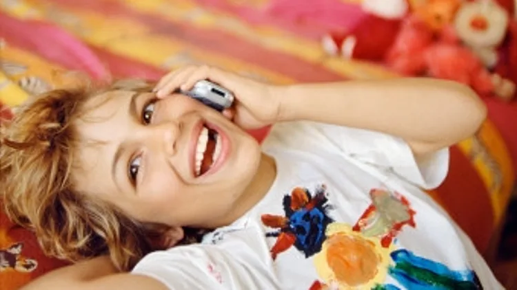 ילד מדבר בפלאפון