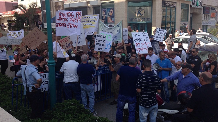 עובדי רשת "מגה" מפגינים מחוץ לבית המשפט המחוזי בלוד