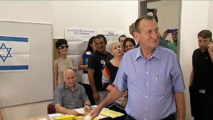 רון חולדאי מצביע