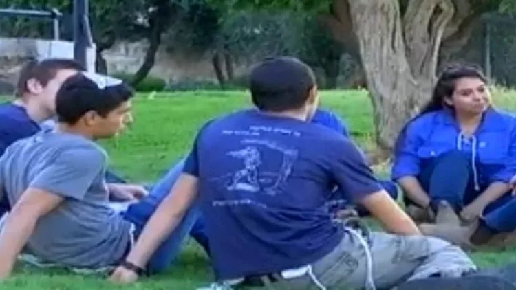 מדריכים בבני עקיבא והשומר הצעיר  שרואיינו בנושא עמדות פוליטיות של בני נוער