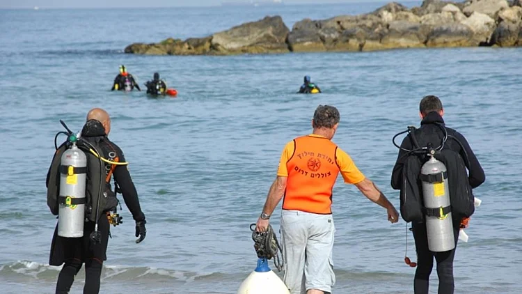 חיפושים אחר הצעירים שטבעו באשקלון