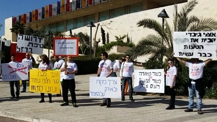 דיירי גינדי בפגנה בכנס עתיד הדיור בישראל