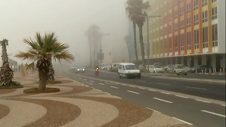 ערפל כבד בחוף הים של תל אביב