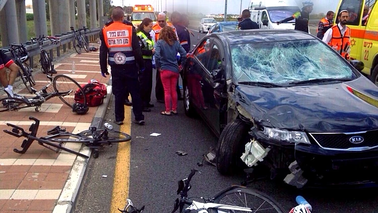 רכב פגע ברוכבי אופניים ליד צומת קסטינה