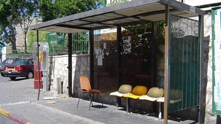 תחנת אוטובוס ריקה