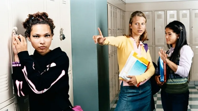 תלמידות מנדות תלמידה אחרת ומרכלות עליה