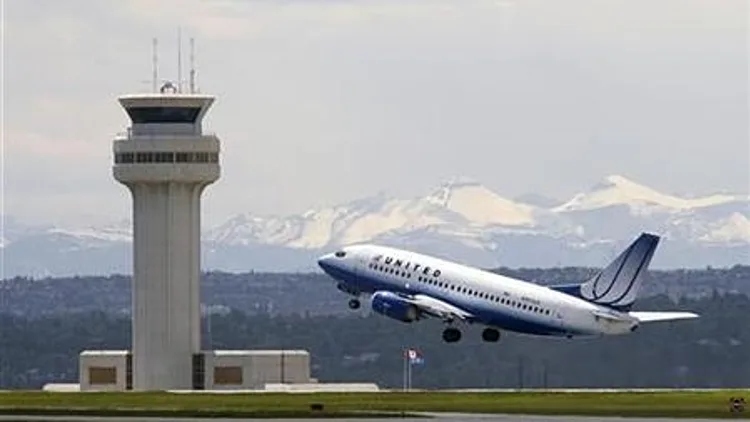 מטוס מול מגדל פיקוח