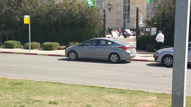 רכבה של ראשת מטה משרד התחבורה בחנייה אסורה