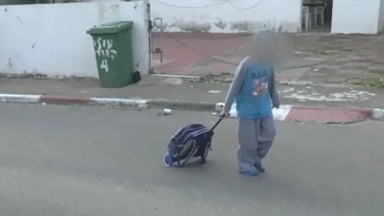 ילד עובר כביש לא במעבר חצייה ליד בית ספר בחדרה