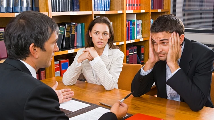 גבר ואשה יושבים מול עו"ד