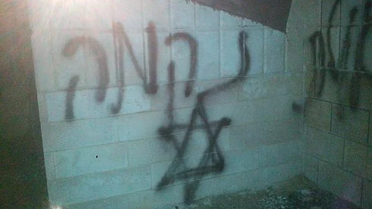 חשד לפשע שנאה בגדה: מסגד הוצת בכפר ג'בעה | חדשות 13