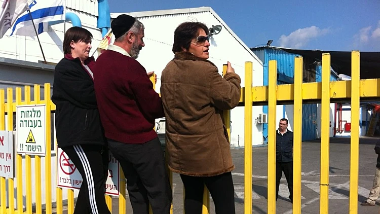 עובדי פרי גליל מוחים על סגירת המפעל