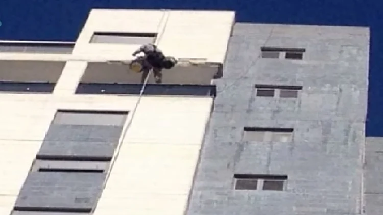 עובדים של חברת 'גינדי' מתקנים את הבניין גם שנה לאחר שאוכלס