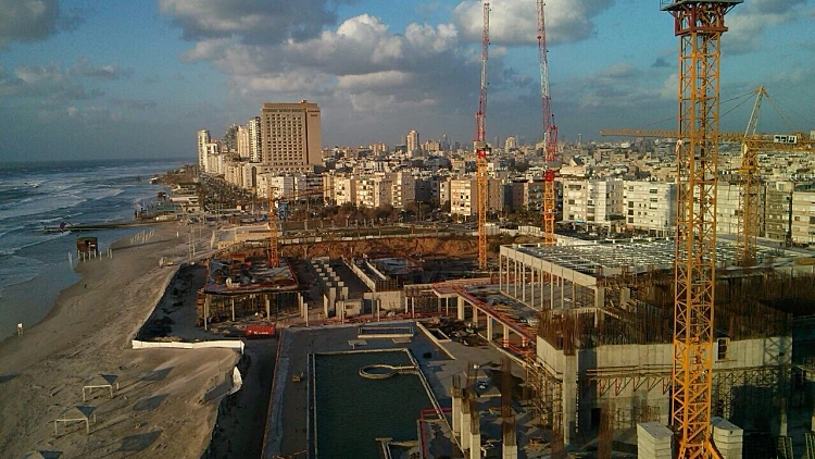 המלון נגדו עתרו התושבים בבת ים (בקדמת התמונה)