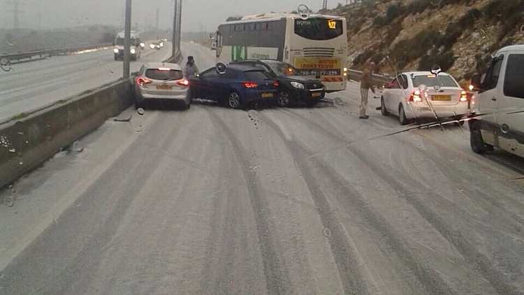 תאונת דרכים בכביש 433 עקב תנאי מזג האוויר
