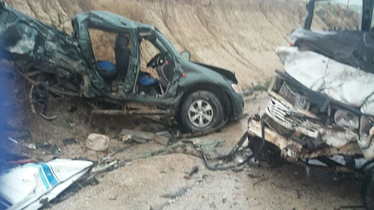 זירת התאונה בין משאית לרכב טרנזיט בכביש 90