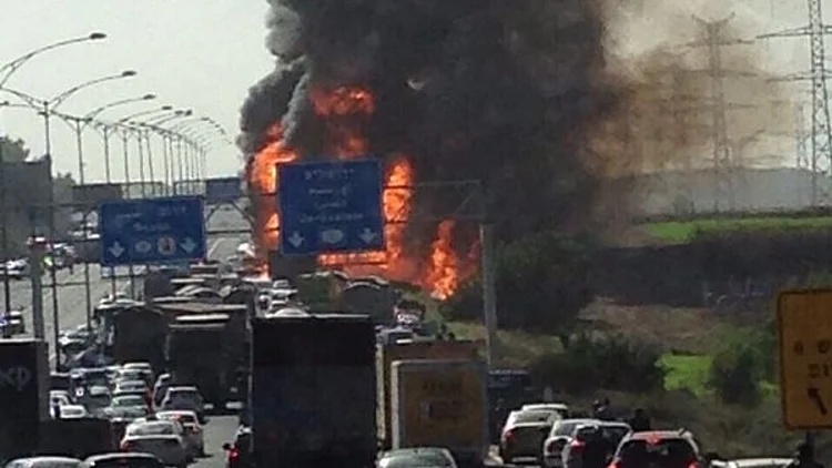 התלקחות משאית ועליה חומרים מסוכנים שהתהפכה בכביש 6