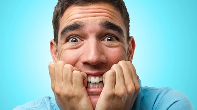 בחור כוסס ציפורניים על רקע טורקיז