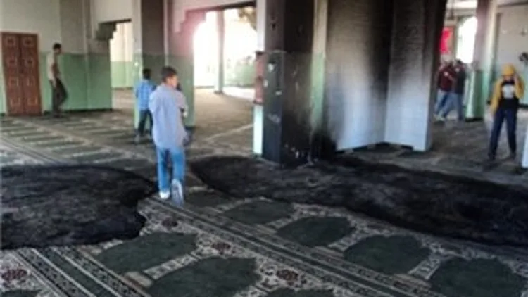 המסגד באל-מורייר לאחר ההצתה