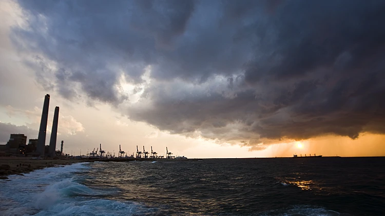 ענני סערה מעל נמל אשדוד