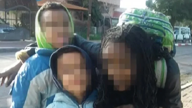 ג', אמא שילדיה נלקחו ממנה בהוראת משרד הרווחה, עם הילדים. האמא העלתה לאינטרנט סרטון בו ילדיה אומרים כי "משרד הרווחה דביל"