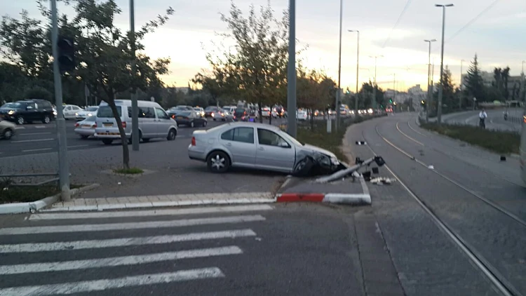 רכב החשוד בפיגוע הדריסה סמוך לתחנת הרכבת הקלה בגבעת התחמושת שבירושלים